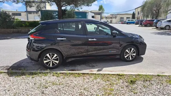 Nissan Leaf 2018 - 12890 EUR, 62000 km - AUTO.MOTO.pt - 62000km - foto 16 de 45