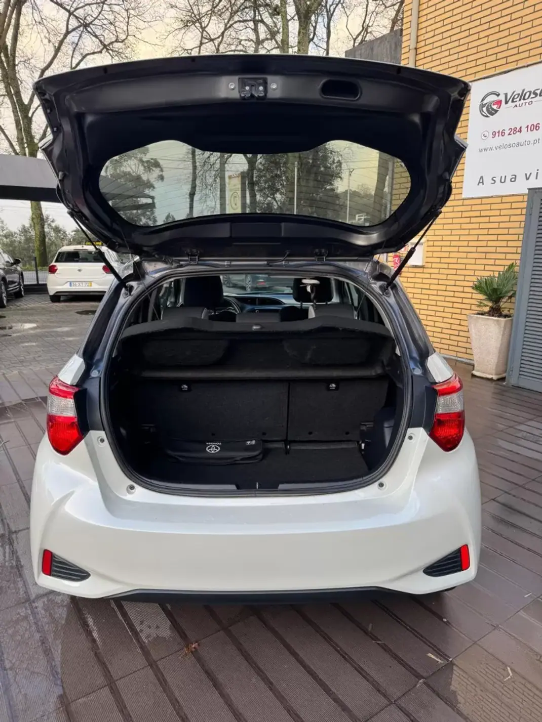 Toyota Yaris 2019 - 13490 EUR, 122240 km - AUTO.MOTO.pt - 122240km - foto 3 de 14