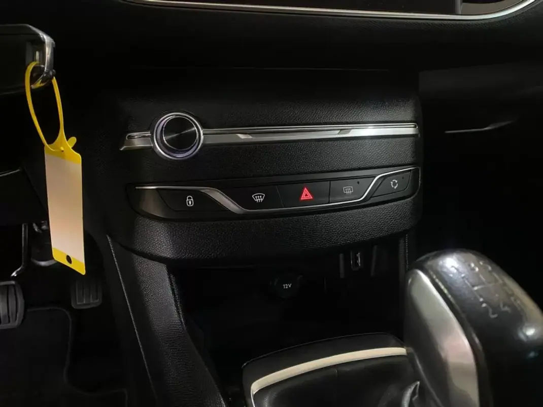 Peugeot 308 2018 - 13900 EUR, 114000 km - 114000km - foto 16 de 19