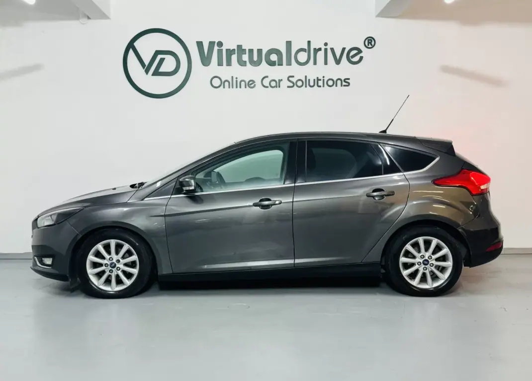 Ford Focus 2015 - 9750 EUR, 182000 km - AUTO.MOTO.pt - 182000km - foto 11 de 49