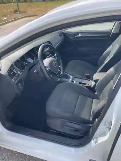 Volkswagen e-Golf 2017 - 14900 EUR, 180000 km - AUTO.MOTO.pt - 180000km - foto 14 de 25