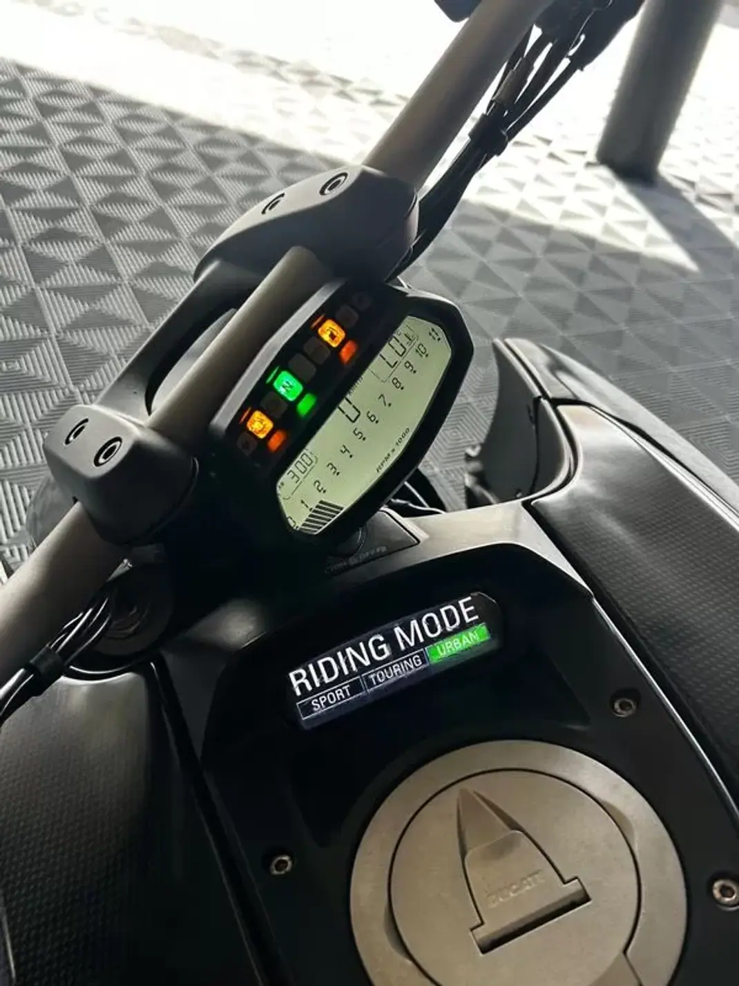 Ducati Diavel 2011 - 9750 EUR, 39000 km - AUTO.MOTO.pt - 39000km - foto 6 de 14