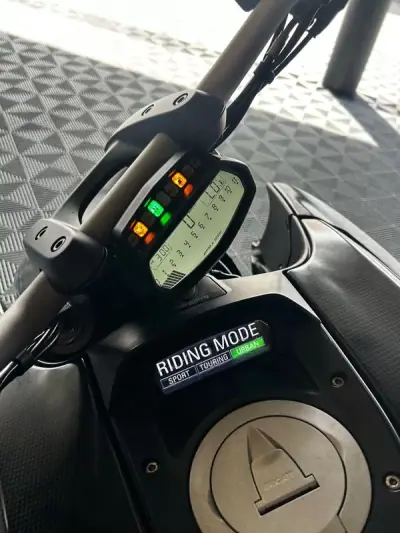 Ducati Diavel 2011 - 9750 EUR, 39000 km - AUTO.MOTO.pt - 39000km - foto 6 de 14