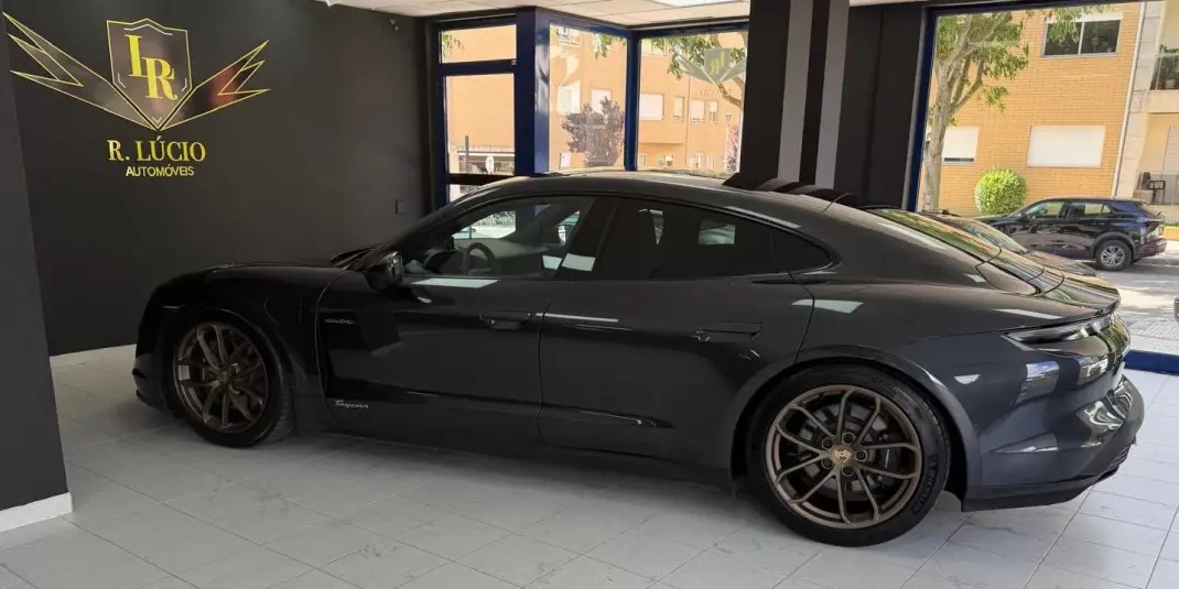 Porsche Taycan 2023 - 69000 EUR, 84534 km - AUTO.MOTO.pt - 84534km - foto 18 de 39