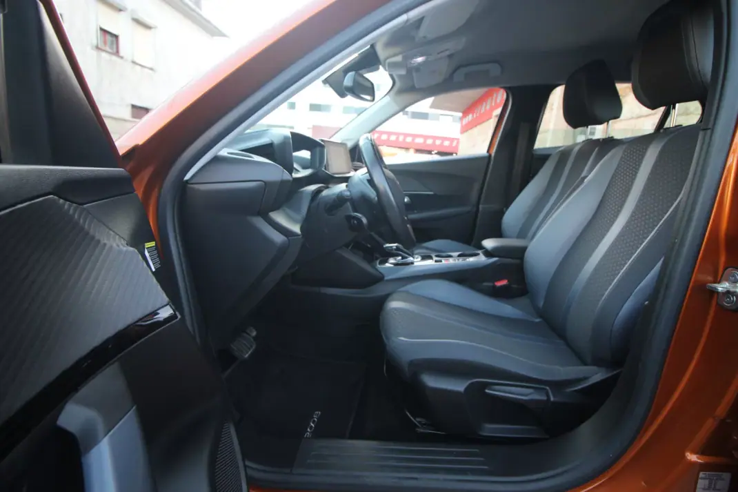 Peugeot e-2008 2020 - 19450 EUR, 54000 km - AUTO.MOTO.pt - 54000km - foto 15 de 41