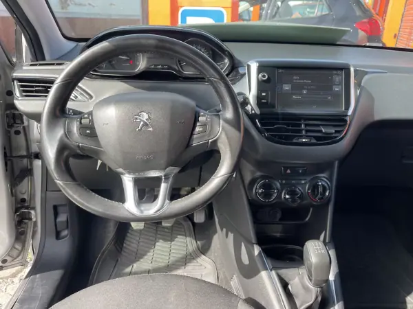 Peugeot 208 2016 - 13950 EUR, 129338 km - AUTO.MOTO.pt - 129338km - foto 10 de 12