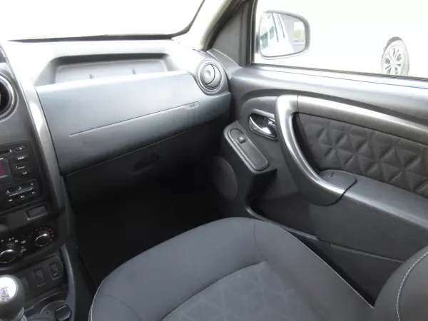 Dacia Duster 2015 - 10990 EUR, 208000 km - AUTO.MOTO.pt - 208000km - foto 29 de 35
