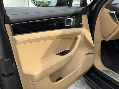 Porsche Panamera Sport Turismo 2018 - 64999 EUR, 128000 km - AUTO.MOTO.pt - 128000km - foto 25 de 27