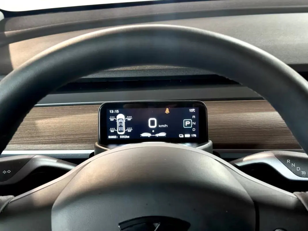 Tesla Model Y 2023 - 42900 EUR, 41470 km - AUTO.MOTO.pt - 41470km - foto 23 de 35