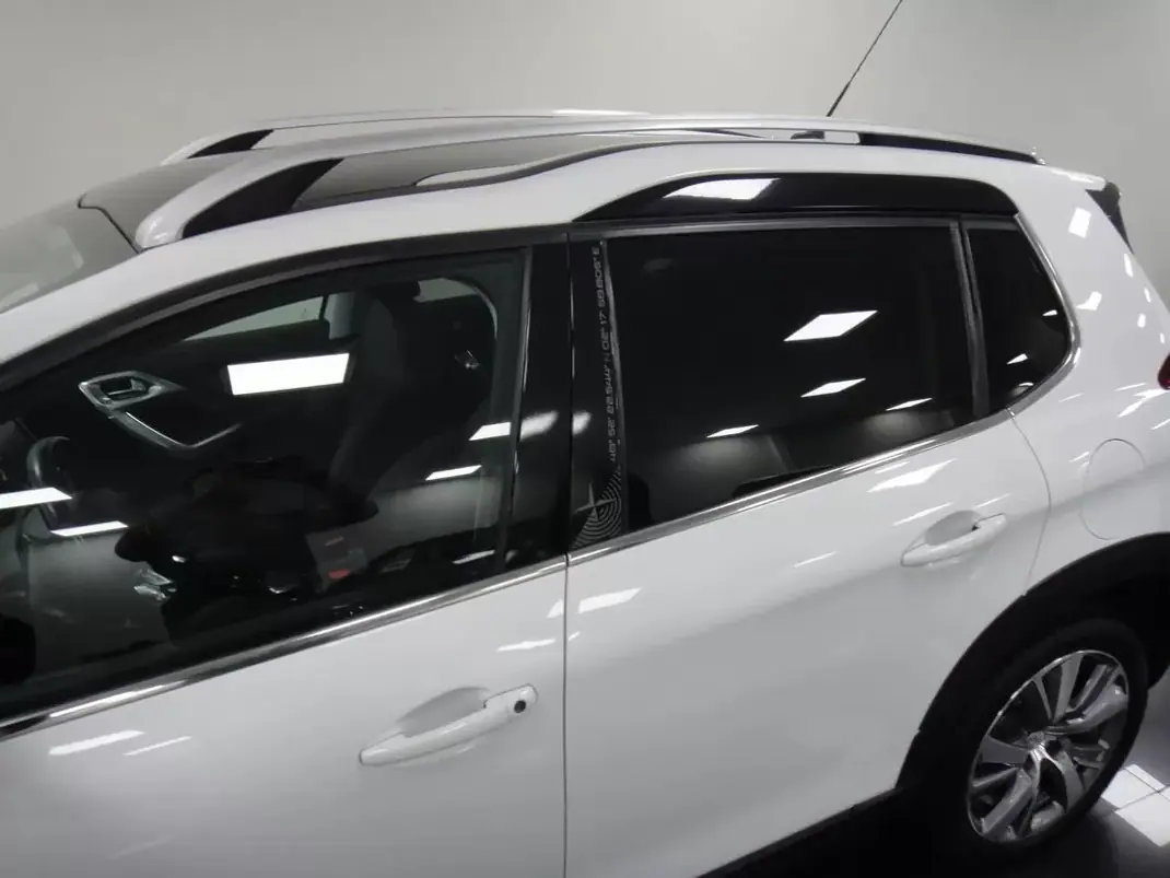 Peugeot 2008 2019 - 11250 EUR, 90000 km - AUTO.MOTO.pt - 90000km - foto 9 de 32