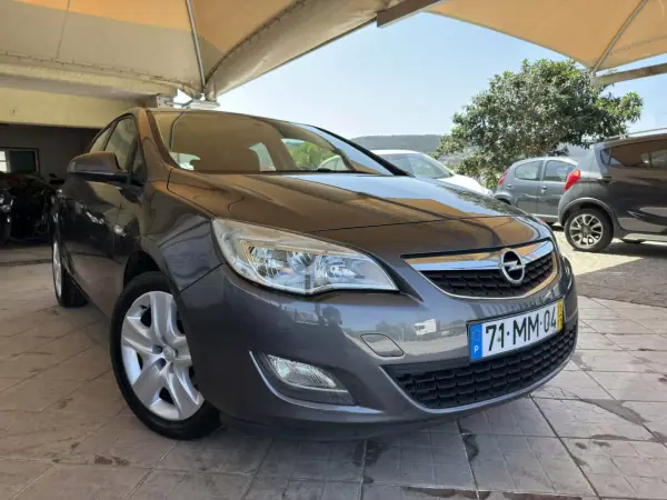 Opel Astra 2011 - 6450 EUR, 250730 km - AUTO.MOTO.pt - 250730km - foto 11 de 26