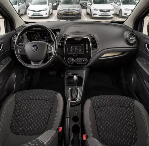Renault Captur 2018 - 12900 EUR, 185699 km - AUTO.MOTO.pt - 185699km - foto 8 de 11