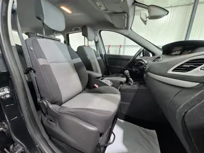 Renault Grand Scénic 2014 - 7990 EUR, 308370 km - AUTO.MOTO.pt - 308370km - foto 13 de 20
