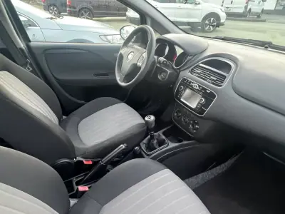 Fiat Punto 2018 - 8999 EUR, 169456 km - AUTO.MOTO.pt - 169456km - foto 11 de 16