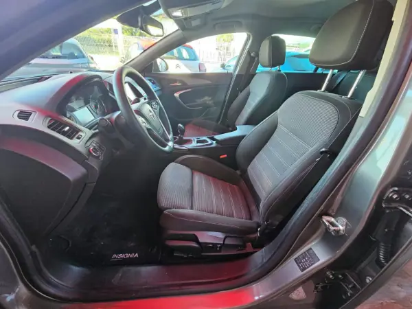 Opel Insignia Sports Tourer 2017 - 9999 EUR, 205000 km - AUTO.MOTO.pt - 205000km - foto 7 de 14