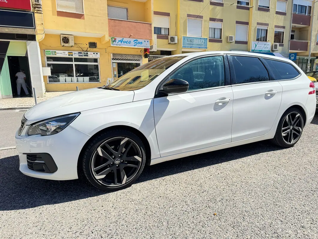 Peugeot 308 SW 2017 - 8100 EUR, 264000 km - AUTO.MOTO.pt - 264000km - foto 1 de 6