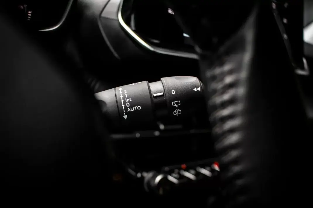 Peugeot e-2008 2021 - 20850 EUR, 60050 km - AUTO.MOTO.pt - 60050km - foto 18 de 44