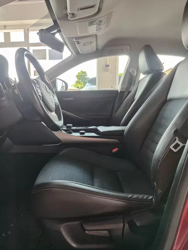Lexus IS 300H 2017 - 25900 EUR, 68000 km - AUTO.MOTO.pt - 68000km - foto 25 de 38