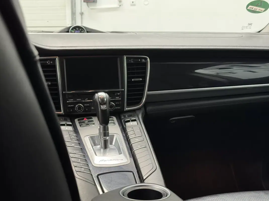 Porsche Panamera 2015 - 33990 EUR, 247000 km - AUTO.MOTO.pt - 247000km - foto 33 de 44