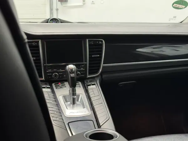 Porsche Panamera 2015 - 33990 EUR, 247000 km - AUTO.MOTO.pt - 247000km - foto 33 de 44