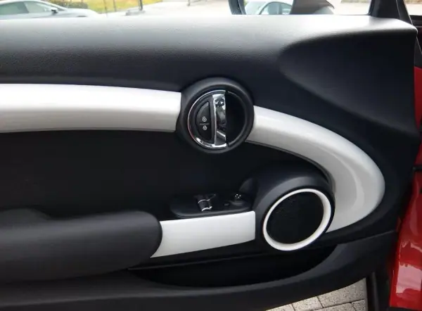 MINI Cooper 2016 - 14990 EUR, 148000 km - AUTO.MOTO.pt - 148000km - foto 17 de 20