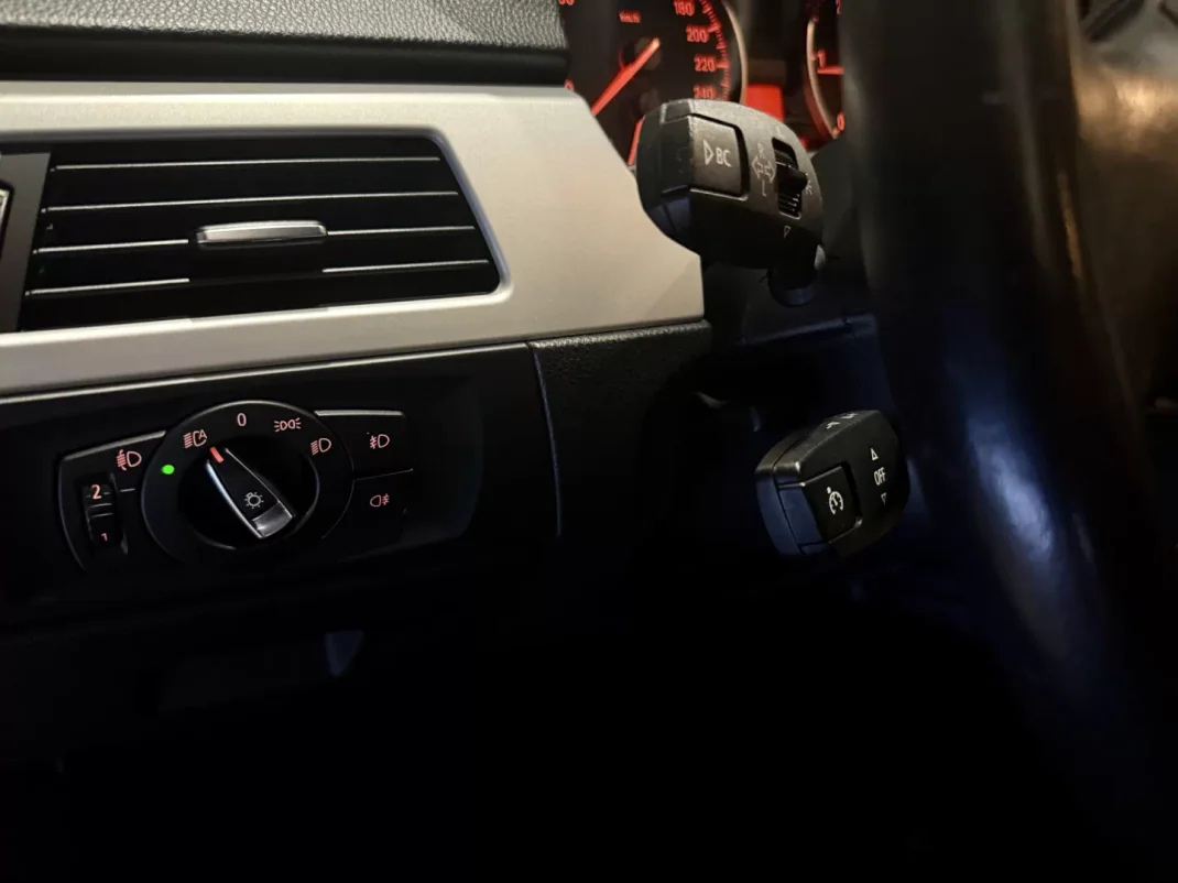 BMW 318 2011 - 8490 EUR, 341000 km - AUTO.MOTO.pt - 341000km - foto 12 de 14