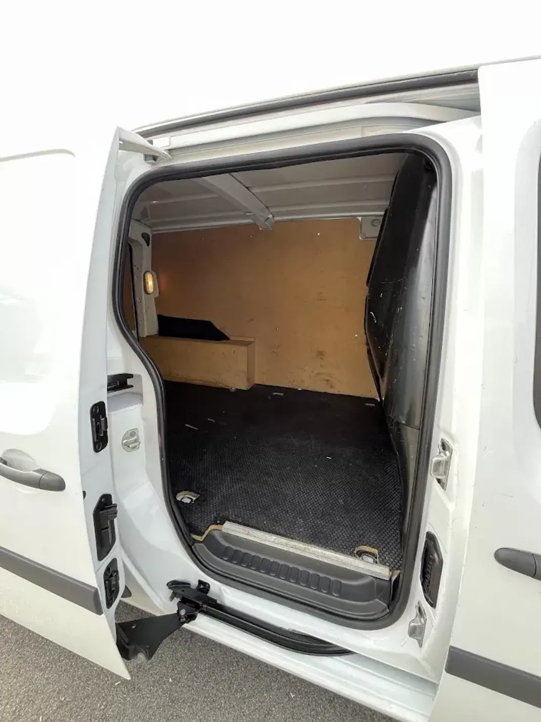 Renault Kangoo 1.5 DCi Maxi 2021 - 13250 EUR, 125000 km - AUTO.MOTO.pt - 125000km - foto 27 de 39