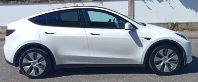 Tesla Model Y 2022 - 35750 EUR, 78615 km - AUTO.MOTO.pt - 78615km - foto 7 de 21