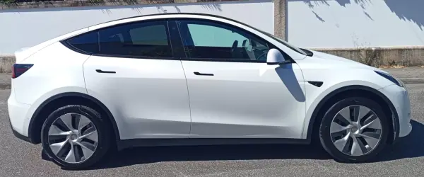 Tesla Model Y 2022 - 35750 EUR, 78615 km - AUTO.MOTO.pt - 78615km - foto 7 de 21