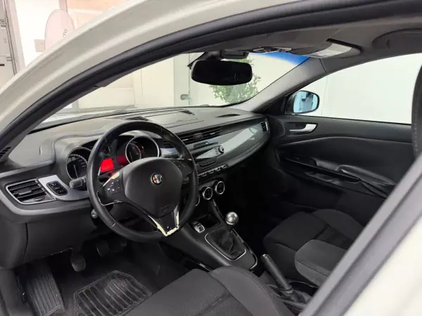 Alfa Romeo Giulietta 2011 - 7500 EUR, 209000 km - AUTO.MOTO.pt - 209000km - foto 10 de 21