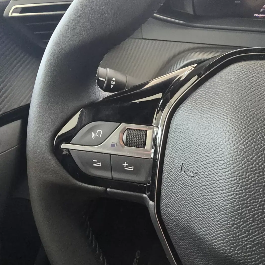 Peugeot e-2008 2025 - 29900 EUR, 5239 km - AUTO.MOTO.pt - 5239km - foto 22 de 23