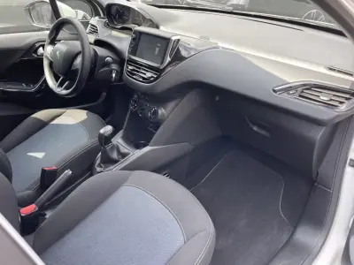 Peugeot 208 2019 - 11900 EUR, 56000 km - AUTO.MOTO.pt - 56000km - foto 11 de 13