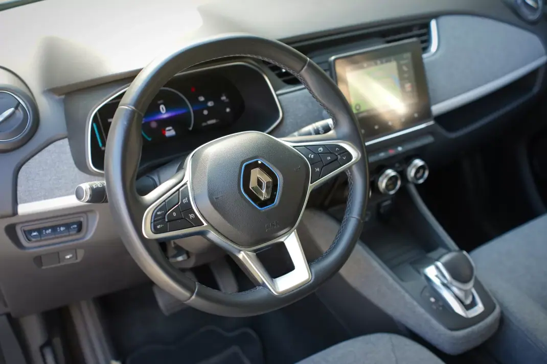 Renault Zoe 2020 - 12990 EUR, 103000 km - AUTO.MOTO.pt - 103000km - foto 15 de 24