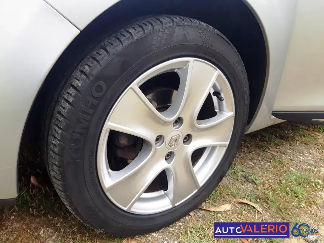 Renault Clio Sport Tourer 2017 - 10950 EUR, 89416 km - AUTO.MOTO.pt - 89416km - foto 17 de 17