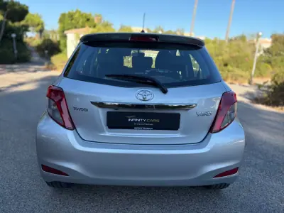 Toyota Yaris 2013 - 10999 EUR, 80000 km - AUTO.MOTO.pt - 80000km - foto 6 de 18
