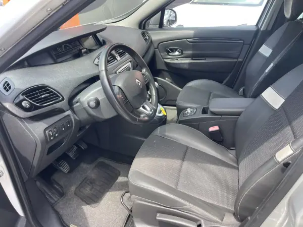Renault Grand Scénic 2014 - 9950 EUR, 118241 km - AUTO.MOTO.pt - 118241km - foto 8 de 13