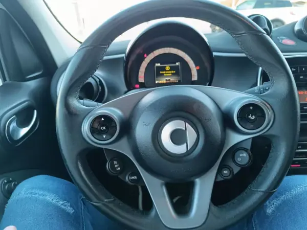 Smart ForFour 2016 - 9900 EUR, 66000 km - AUTO.MOTO.pt - 66000km - foto 19 de 25