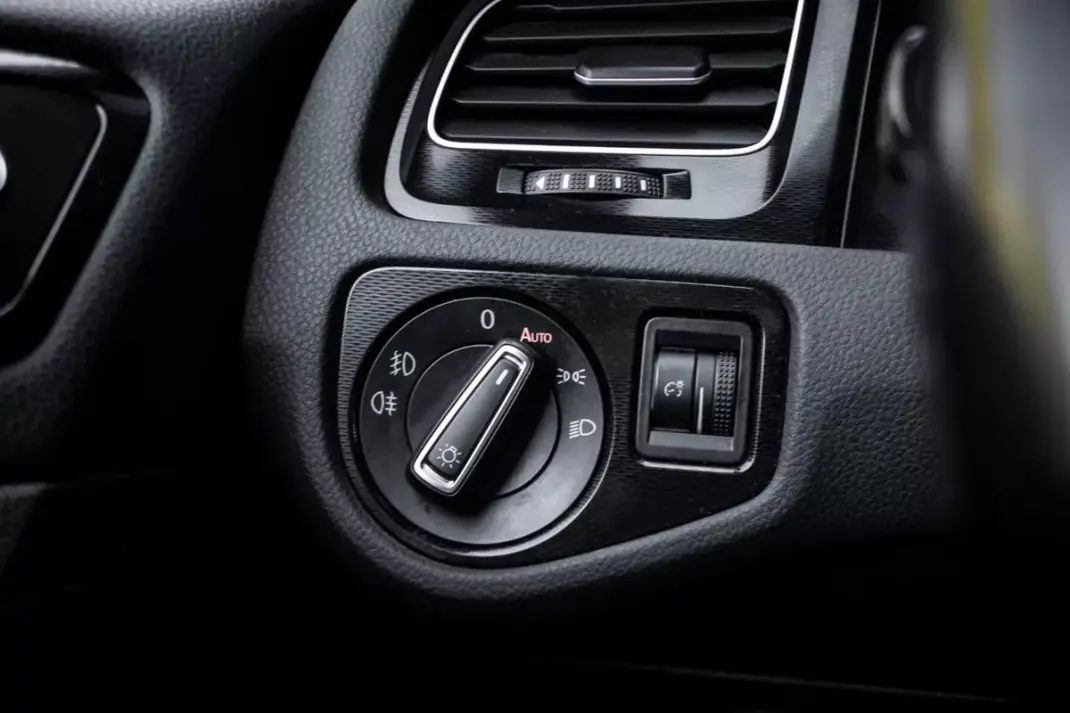 Volkswagen Golf 2015 - 24990 EUR, 83192 km - AUTO.MOTO.pt - 83192km - foto 18 de 45