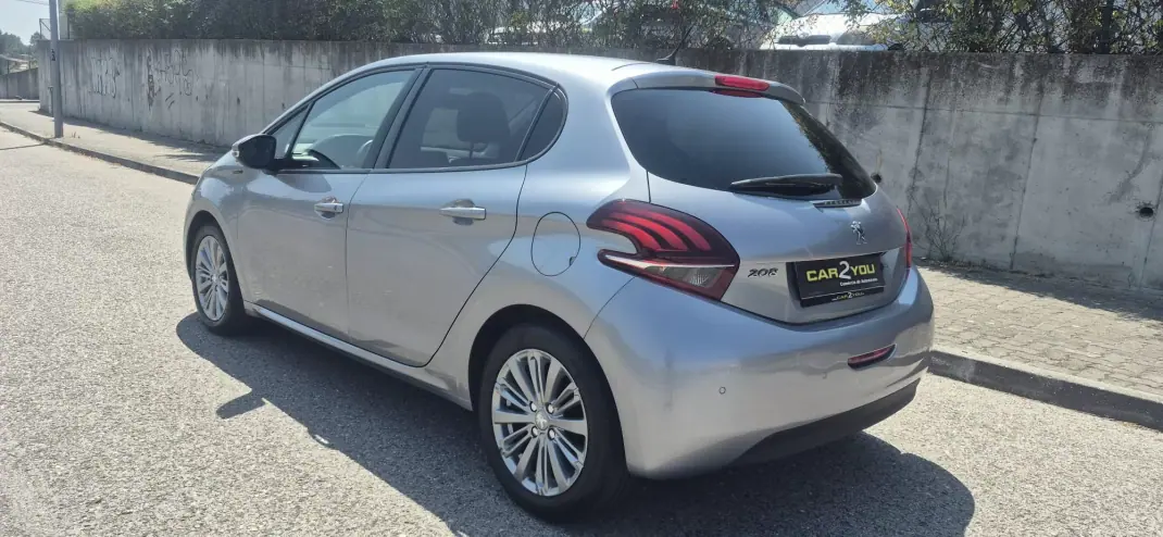 Peugeot 208 2019 - 10750 EUR, 107000 km - 107000km - foto 27 de 29