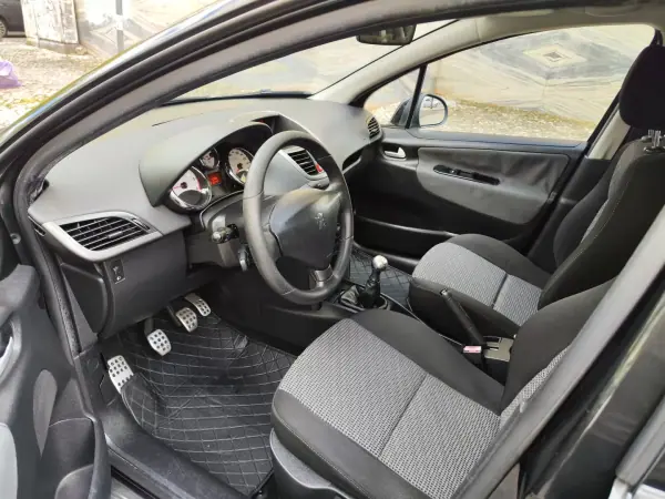 Peugeot 207 2011 - 5480 EUR, 219000 km - AUTO.MOTO.pt - 219000km - foto 16 de 38