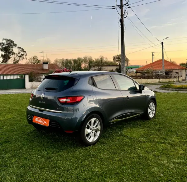 Renault Clio 2017 - 11900 EUR, 171000 km - AUTO.MOTO.pt - 171000km - foto 5 de 12