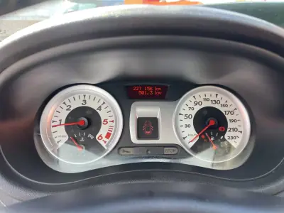 Renault Clio 2011 - 8750 EUR, 227156 km - AUTO.MOTO.pt - 227156km - foto 11 de 13