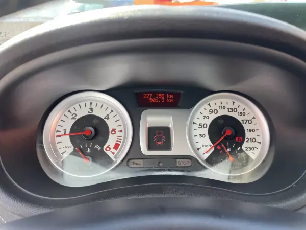 Renault Clio 2011 - 8750 EUR, 227156 km - AUTO.MOTO.pt - 227156km - foto 11 de 13