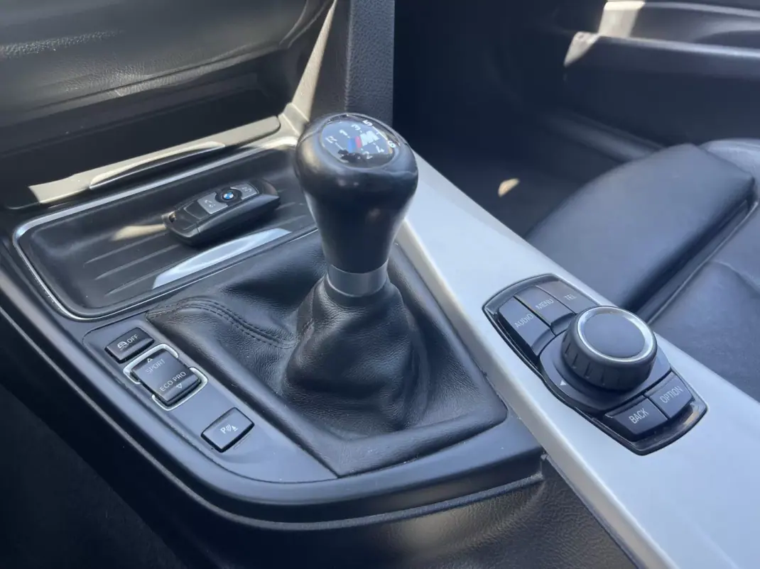 BMW 318 2014 - 15990 EUR, 203500 km - AUTO.MOTO.pt - 203500km - foto 15 de 19