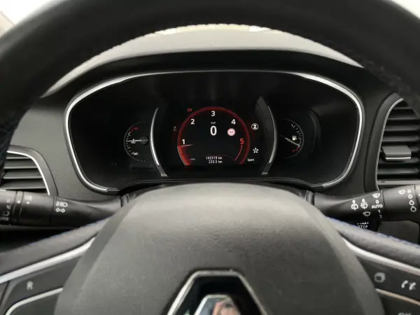Renault Mégane Sport Tourer 2016 - 10750 EUR, 143000 km - AUTO.MOTO.pt - 143000km - foto 26 de 37