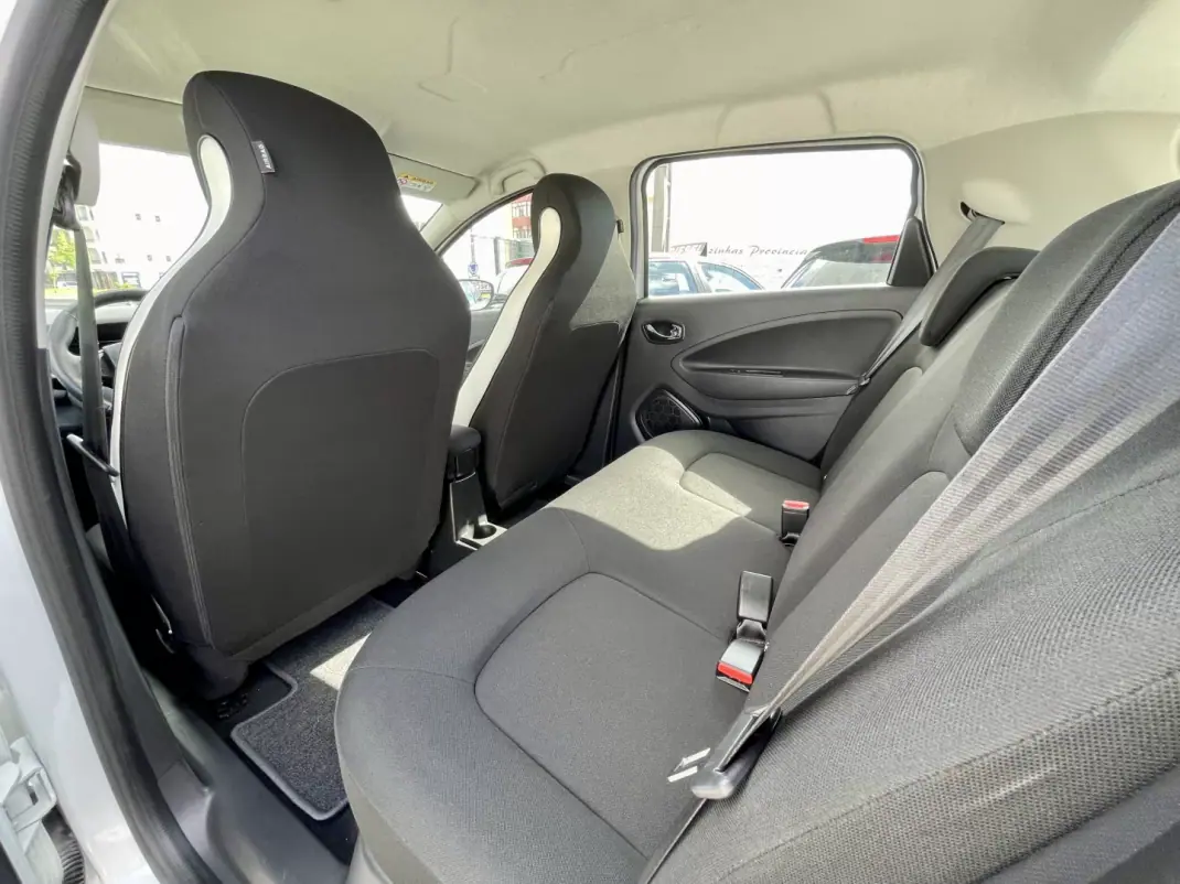 Renault Zoe 2019 - 12750 EUR, 46662 km - AUTO.MOTO.pt - 46662km - foto 19 de 32