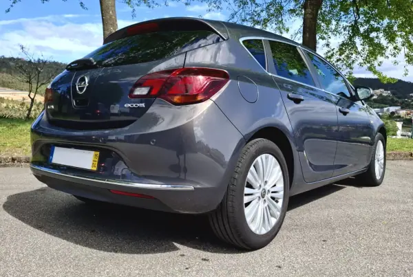 Opel Astra 2015 - 11500 EUR, 115000 km - AUTO.MOTO.pt - 115000km - foto 5 de 12