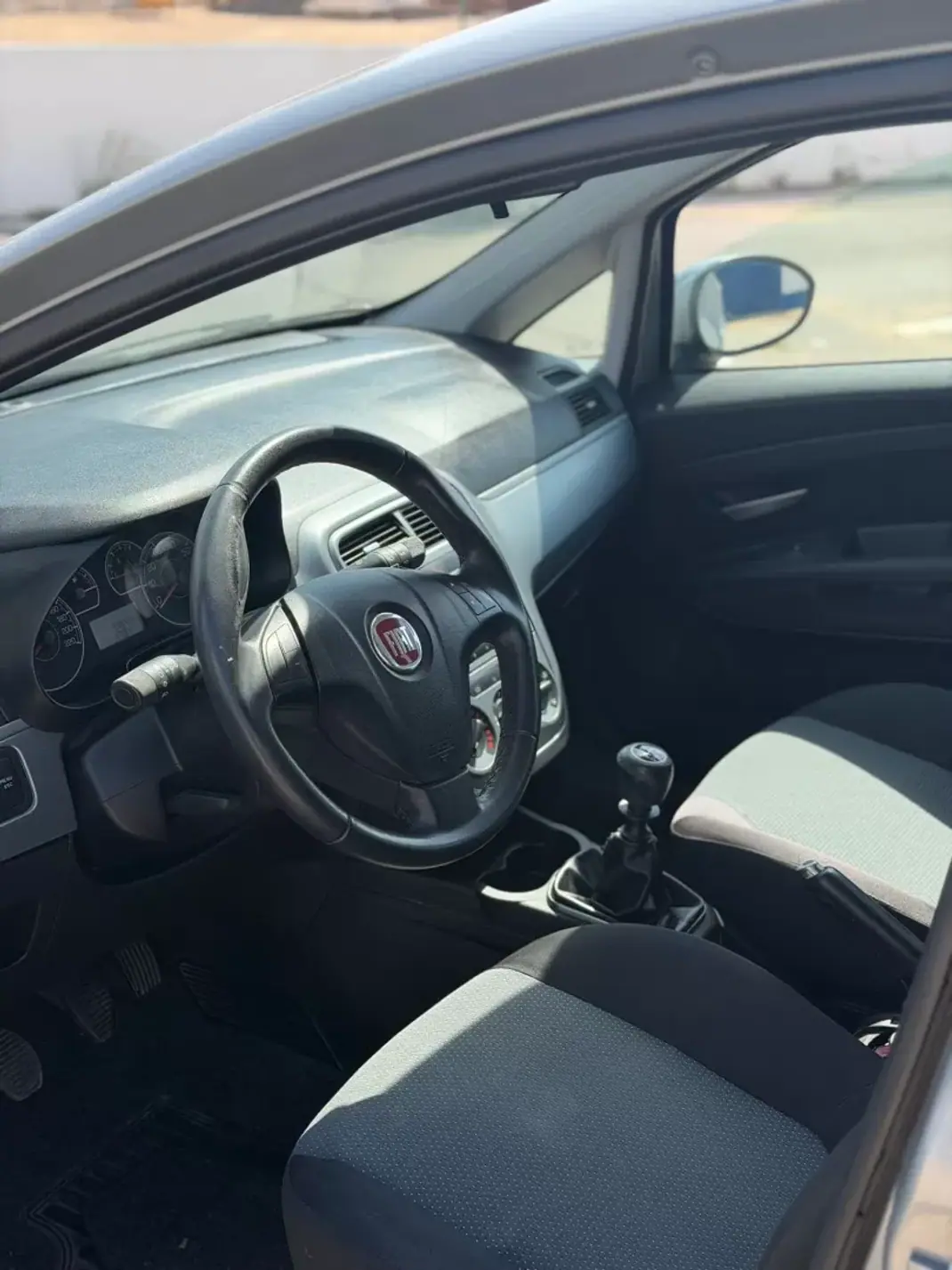 Fiat Punto 2009 - 5900 EUR, 59120 km - AUTO.MOTO.pt - 59120km - foto 8 de 9