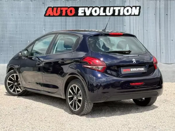 Peugeot 208 2015 - 9450 EUR, 145000 km - AUTO.MOTO.pt - 145000km - foto 3 de 15