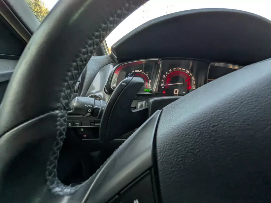 DS DS5 2014 - 10900 EUR, 19800 km - 19800km - foto 14 de 16